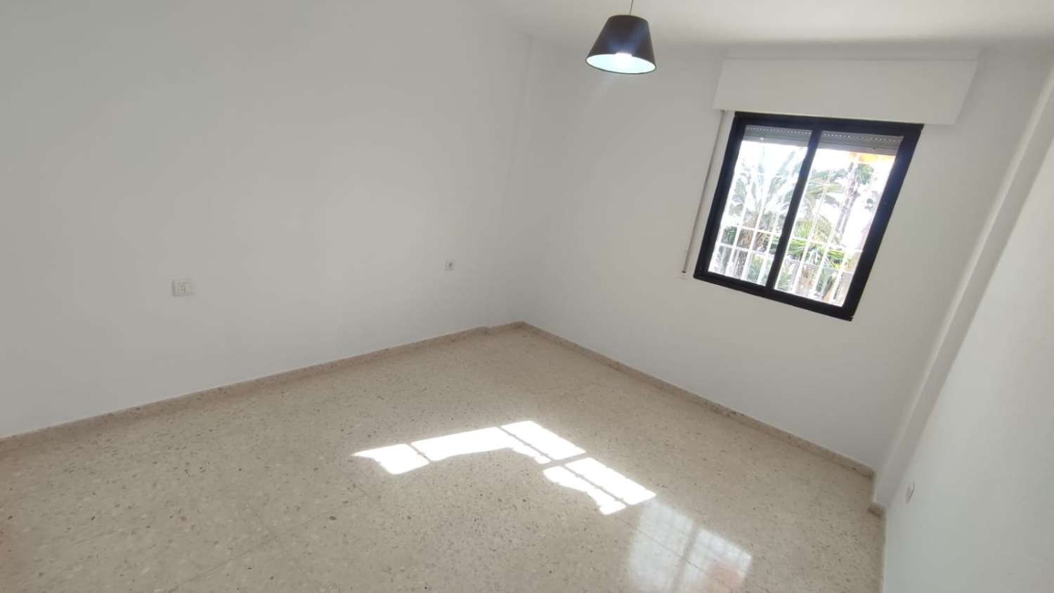 PISO EN VENTA CALETA DE VELEZ